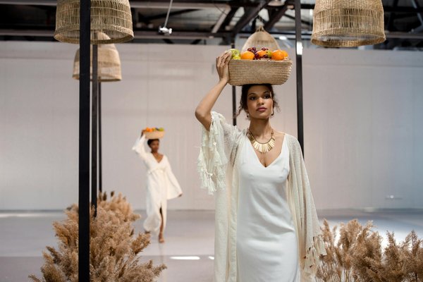 Le titre de l'article connexe pourrait être : "Développer son style personnel : conseils pour une garde-robe polyvalente"