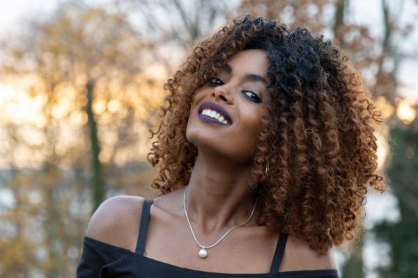 Comment retrouver ses cheveux crépus après un défrisage ?