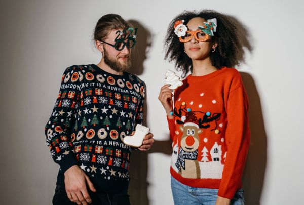 Les pulls moches Disney : Indispensables pour Noël ?