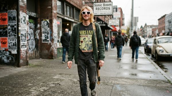 Mode vintage : comment porter des lunettes de soleil Kurt Cobain ?