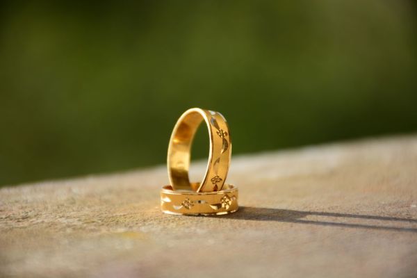 Quelle est la signification des symboles gravés sur les bagues pour couple ?