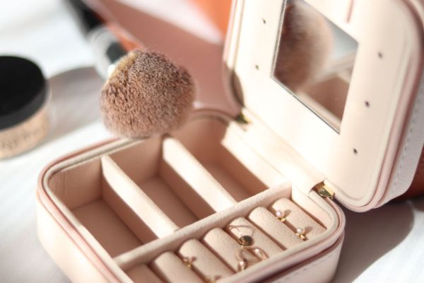 Quelles sont les tendances actuelles en matière de pochette bijoux ?