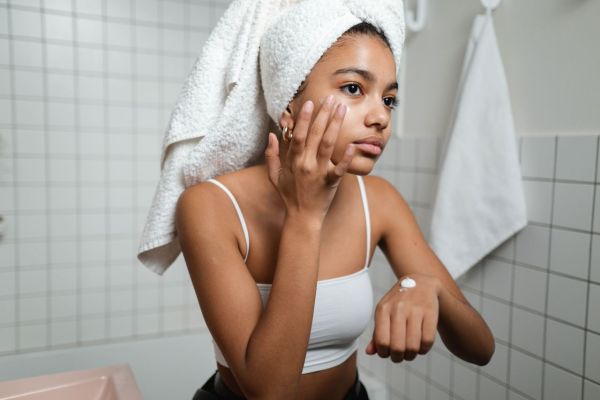 Quels sont les conseils clés qui peuvent aider les femmes à prendre soin de leur peau ?