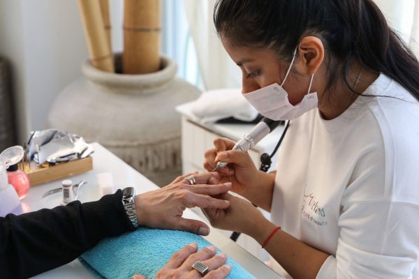 Révélez l'éclat de vos ongles avec notre expertise en beauté