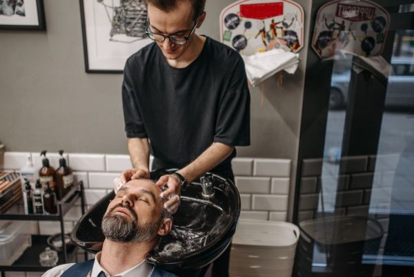 Shampoing pour homme : comment l'utiliser si vous avez des cheveux fins ?